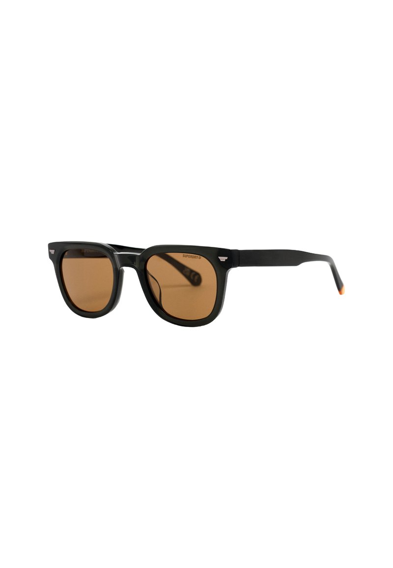 Gafas de sol cuadradas negras con lentes de tono marrón, que presentan un diseño de marco resistente y sutiles acentos en las patillas.