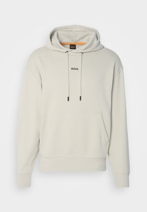 Hanorac bej deschis cu buzunar tip cangur, șnururi ajustabile și un logo „BOSS” negru pe piept. Material moale și neted.