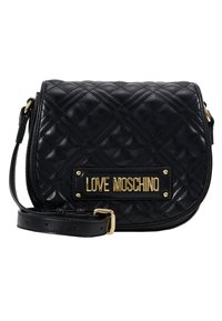 Černá prošívaná kožená kabelka přes rameno se zlatou přezkou a zlatou destičkou s nápisem "LOVE MOSCHINO" na předním klopu.