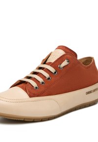 Baskets en suedine marron et cuir beige avec lacets beiges, semelle en caoutchouc, logo en relief sur la languette et design de protection de bout contrastant.