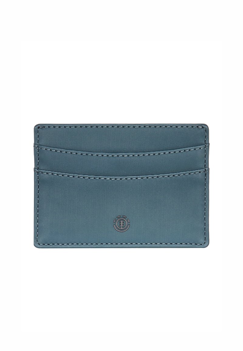 Kaart houder in blauw leer met een getextureerde afwerking, voorzien van drie vakken en een reliëf logo aan de voorkant. Stiksel in een contrasterende kleur.