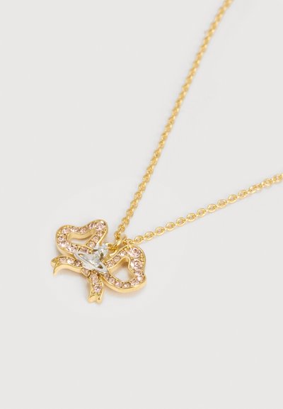 Auksinė grandinėlės vėrinys su drugelio formos pakabuku, dekoruotu rožiniais kristalais ir mažyte sidabrine detalė centre, ant balto fono.