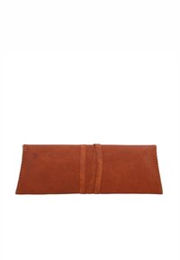 Rjava usnjena pisarniška peresnica z gladko teksturo, podolgovato pravokotno obliko in dvema usnjenima trakovoma za zapiranje, ki se ovijeta okrog nje.