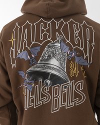 Felpa marrone con una grande grafica di una campana circondata da pipistrelli, con il testo "JACKER HELLS BELLS" e accenti stilizzati.