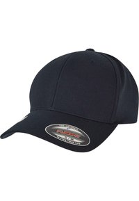 Căciulă de baseball neagră, din material textil, cu un bor aliniat, având o textură netedă și un autocolant vizibil cu logo pe partea din față.