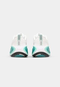 Nike Performance VOMERO PLUS - Chaussures de running sur route - white/bleached turquoise/mint foam/barely green/washed teal