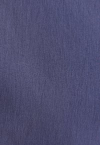 Textiel in diepblauwe kleur, gladde textuur met een subtiele, licht geventileerde oppervlakte; kan wijzen op een stof die geschikt is voor kleding of bekleding.