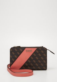 Sort og brunt mønstret pung med en lys koralfarvet diagonal stribe, med et gyldent logo, lynlåslukning og aftagelig rem.
