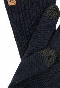 Marine gebreide handschoenen met ribbelstructuur en een leren label. Vingerpunten in een donkerdere tint voor extra grip.