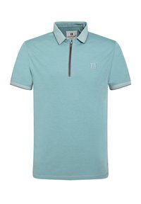 Šviesiai mėlynas polo marškinėliai su užtrauktuku ant apykaklės, trumpomis rankovėmis ir logotipo detale ant krūtinės. Yra kontrastingos apykaklės ir rankovių akcentai.