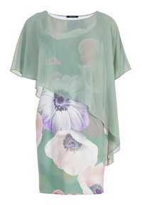 Abito floreale verde chiaro con grandi fiori bianchi e viola, caratterizzato da un sovrapposto asimmetrico trasparente e maniche corte e fluttuanti.