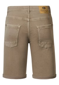 Bermudas de mezclilla beige con dobladillos enrollados, con dos bolsillos traseros y una etiqueta de marca de cuero en la cintura. Textura suave y diseño a medida.