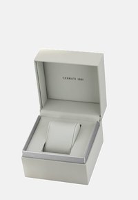Cerruti 1881 pilkai papuošalų dėžutė su minkštu, paminkštintu vidumi ir lygiu, minimalistiniu dizainu, kuriame viduje yra subtilus prekės ženklo logotipas.