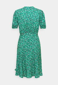 Grünes Blümchenkleid mit kurzen Puffärmeln, geraffter Taille und ausgestelltem Saum. Das Muster zeigt kleine rote, weiße und blaue Blumen vor einem lebhaften Hintergrund.