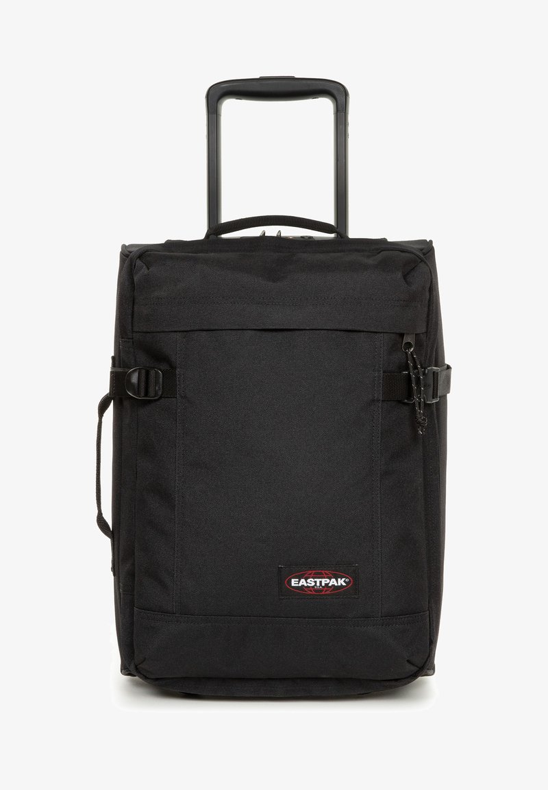 Černý batoh na kolečkách s pevným madlem, vyrobený z textilního materiálu, přední kapsa a logo Eastpak. Má nastavitelná ramenní popruhy a obdélníkový tvar.