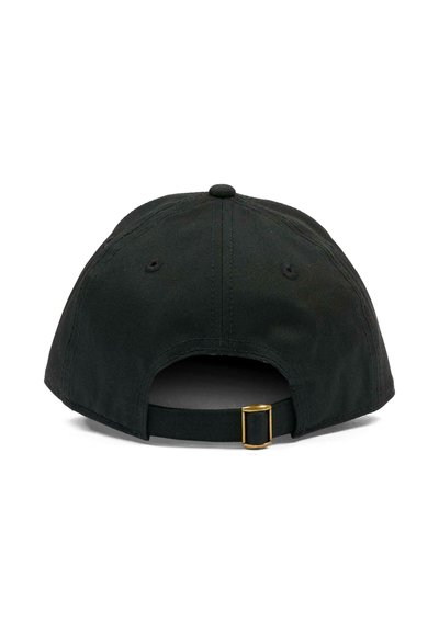 Casquette de baseball en coton noir avec une couronne arrondie, une sangle réglable à l'arrière et un détail boucle en métal doré. Aucun logo ou motif visible.