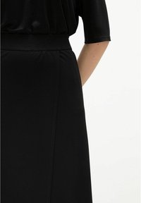 Atelier Kajsa Omlottkjol - black