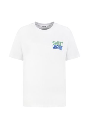 Weißes T-Shirt mit kurzen Ärmeln, Rundhalsausschnitt und kleinem grünen und blauen Text "SWEET LEMONADE FRESHLY SQUEEZED" auf der linken Brustseite.