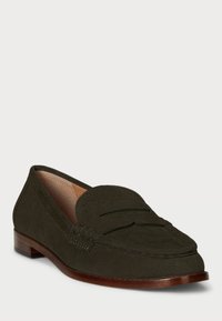 Dunkelgrüne Wildleder-Loafers mit glatter Textur, ausgestattet mit einem Mokassinnaht und einem flachen Holzabsatz. Einfaches Design ohne zusätzliche Akzente.