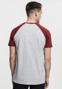 Urban Classics RAGLAN CONTRAST  - T-shirt med print - mottled light grey/dark red