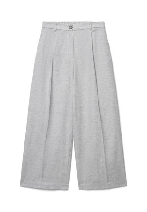 Pantalon large gris clair court avec plis à l'avant, fermeture par bouton et passants pour ceinture, fabriqué en tissu texturé.