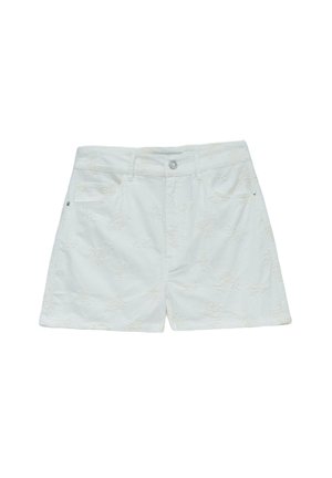 Shorts en denim blanc avec un subtil broderie florale, bouton frontal, passants de ceinture et deux poches latérales, présentés sur un fond blanc.