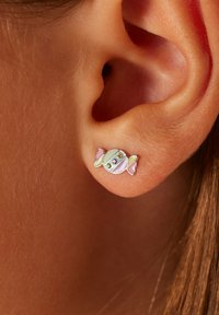 Kleurrijke, snoepvormige studoorbellen met pastelkleuren, voorzien van een zilverkleurige omlijsting en kleine sprankelende accenten die in het ontwerp zijn verwerkt.