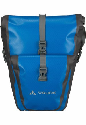 Borsa impermeabile blu con dettagli grigi, dotata di chiusura a arrotolo, spallacci regolabili e un logo sul davanti. Materiale testurizzato.
