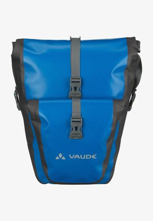 Blaue wasserdichte Tasche mit grauen Akzenten, ausgestattet mit einem Rollverschluss, verstellbaren Trägern und einem Logo auf der Vorderseite. Texturiertes Material.