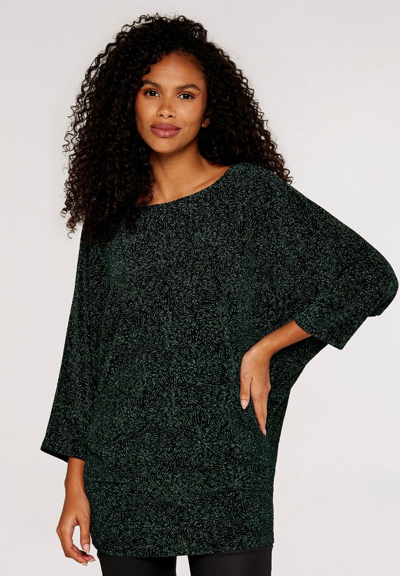 Grøn tunika i textured stof med bred halsudskæring, trekvart ærmer og løs pasform, prydet med et subtilt mønster gennem hele stoffet.