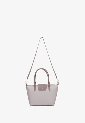 Sac à main mauve clair avec doubles poignées, une longue bandoulière amovible, et une poche avant à rabat avec un bouton doré.