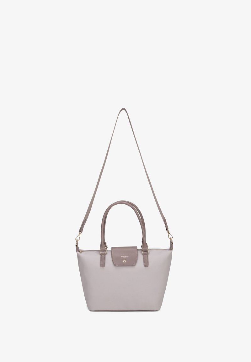 Sac à main mauve clair avec doubles poignées, une longue bandoulière amovible, et une poche avant à rabat avec un bouton doré.