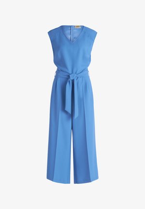 Blauwe jumpsuit met een V-hals, mouwloos ontwerp, taille-strik en wijde pijpen. Gemaakt van gladde, lichte stof.