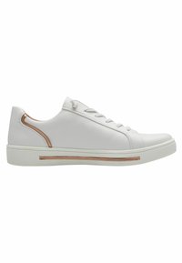 Zapatilla de cuero blanca con un acabado texturizado, presenta acentos en rosa dorado, cordones planos y una suela de goma con un detalle de franja horizontal.