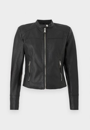 Μαύρο εφαρμοστό σακάκι με όρθιο γιακά, μπροστινό φερμουάρ, δύο τσέπες με φερμουάρ και διακριτικό ανάγλυφο σχέδιο στα μανίκια και το σώμα.