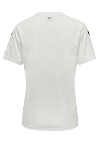 Camisa blanca de manga corta vista desde la parte de atrás con un pequeño logo claro cerca del cuello y sutiles acentos amarillos y negros en las mangas.