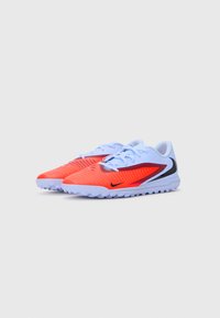 Nike fodboldstøvler med en klar rød overdel, lyseblå accenter, tekstureret overflade og en sort swoosh på siden, samt en holdbar sål.