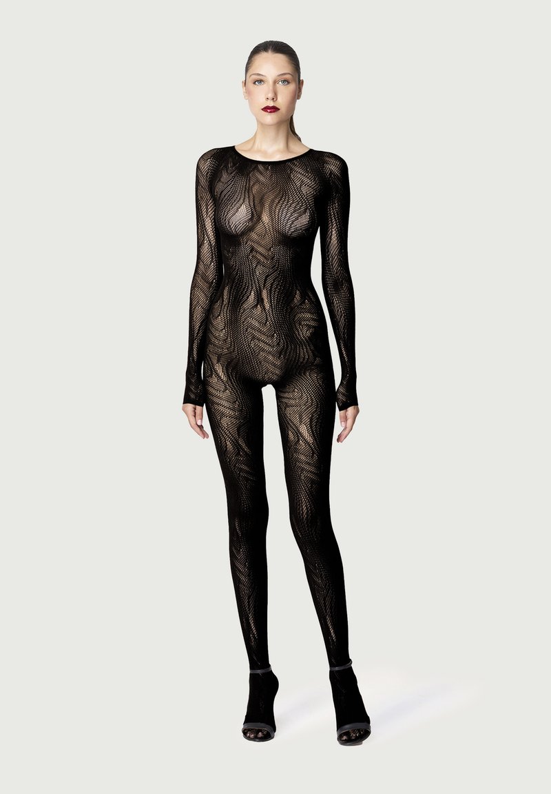Svart nätbodysuit med långa ärmar, med ett vågmönster och genomskinlig textur. Kombinerad med svarta klackskor med öppen tå.
