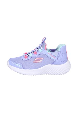 Zapatilla deportiva de malla morada con cordones elásticos, acentos en azul claro y rosa, suela blanca acolchada y marca Skechers en el lateral.