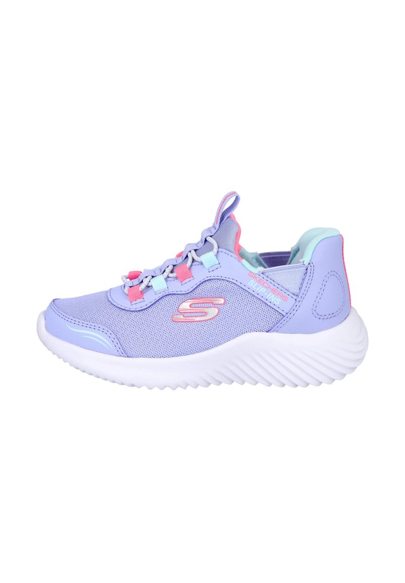 Zapatilla deportiva de malla morada con cordones elásticos, acentos en azul claro y rosa, suela blanca acolchada y marca Skechers en el lateral.