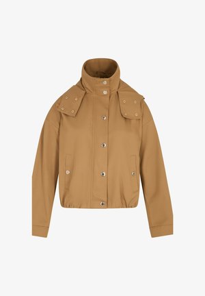 Chaqueta corta tiro alto con cuello alto, cierre frontal de botones a presión, detalles de solapas con botones a presión en los hombros y bolsillos delanteros.