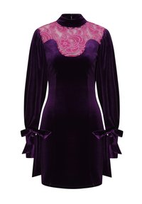 Abito in velluto viola con lunghe maniche a sbuffo, colletto di pizzo rosa e dettagli a fiocco sui polsini. Tessuto liscio, silhouette aderente, colletto alto.