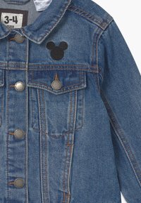Jeansjacka för åldrarna 3-4, med en klassisk passform, framfickor, silverknappar och en svart Mickey Mouse-patch på bröstet.