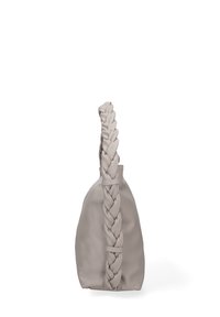 Borsa a tracolla in morbido pelle grigia con manico intrecciato, forma angolare e design minimalista. Texture liscia e senza hardware visibile.