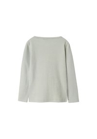 Helles grünes Langarm-Oberteil mit horizontalen Streifen, das einen weiten Ausschnitt und eine weiche Textur aufweist. Einfaches Design ohne auffällige Akzente.