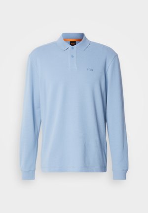Hele sinine pika varrukaga polo särk tekstuurse kangaga, krae ja kahe nööbiga, millel on rinnal brodeeritud "BOSS" logo.