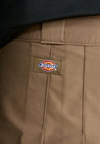 Dickies ELIZAVILLE SKIRT - Gonna a pieghe - mushroom