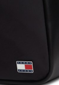 Tommy Jeans DAILY UTILITY LARGE - Kandekott - black