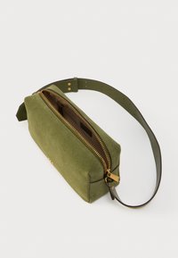 Τσαντάκι χιαστί από καστόρι σε ελιά πράσινο, ορθογώνιο σχήμα, κλείσιμο με φερμουάρ και χρυσά μεταλλικά εξαρτήματα, με ρυθμιζόμενο λουρί για εύκολη χρήση.