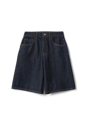 Dunkelblaue Denim-Shorts in Kniehöhe mit Vordertaschen, Gürtelschlaufen und einem Knopfverschluss vor weißem Hintergrund.